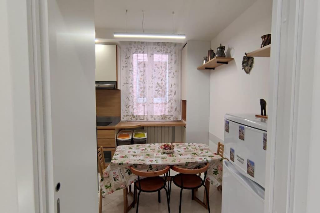 Elegante Alloggio Zona Storica Lecco Bagian luar foto