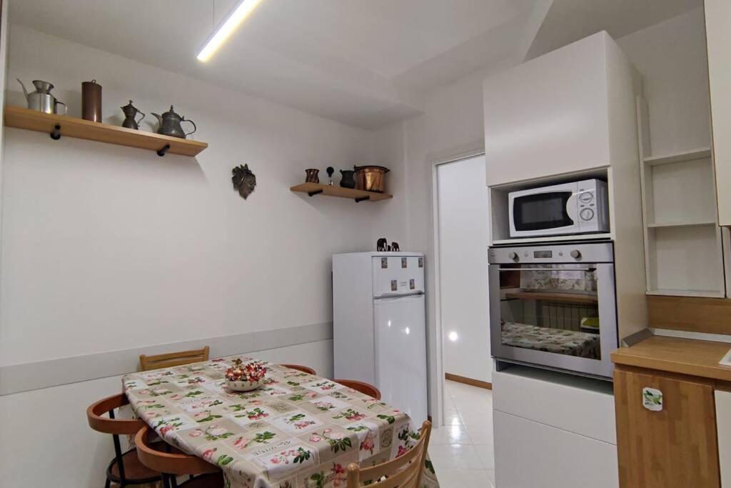 Elegante Alloggio Zona Storica Lecco Bagian luar foto