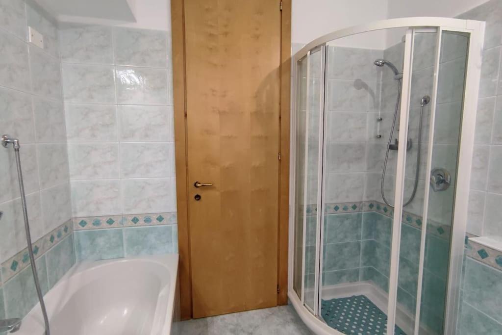 Elegante Alloggio Zona Storica Lecco Bagian luar foto